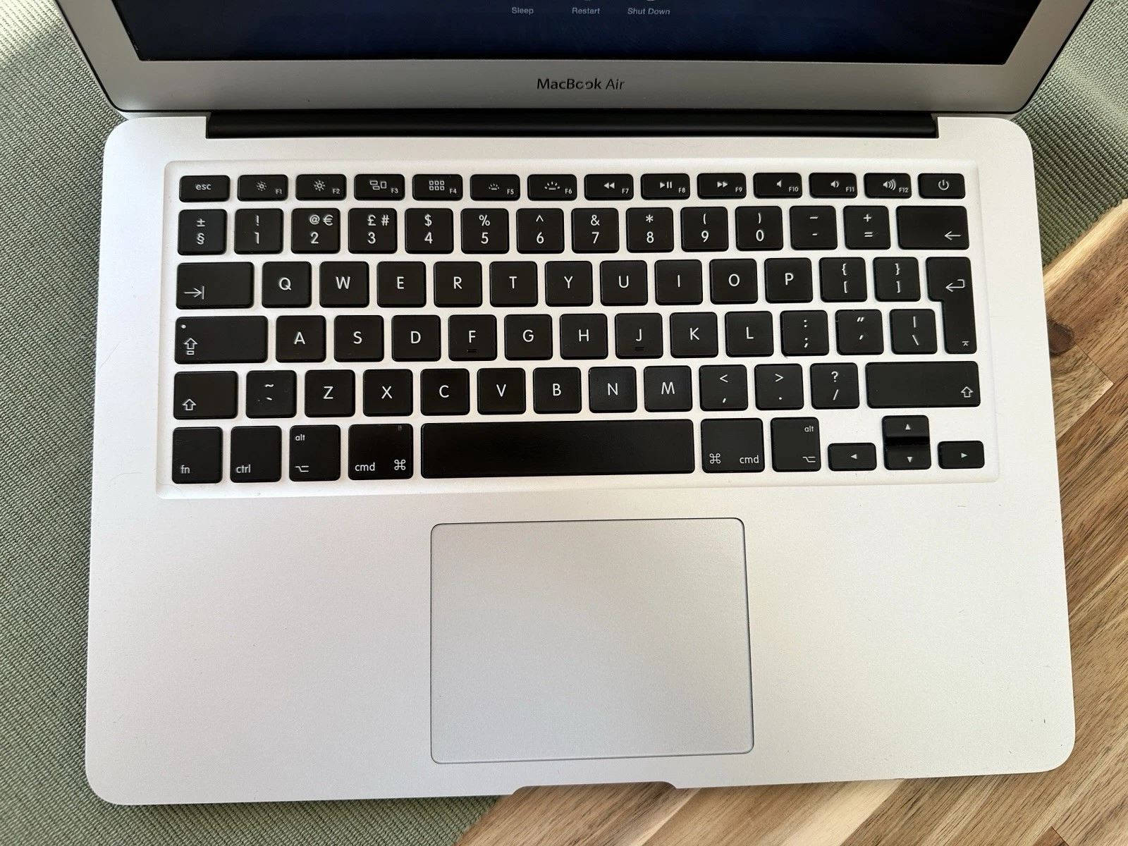 Apple MacBook Air 13.3” A1466 (2015) – Core i5 – 8GB RAM – 128GB SSD
