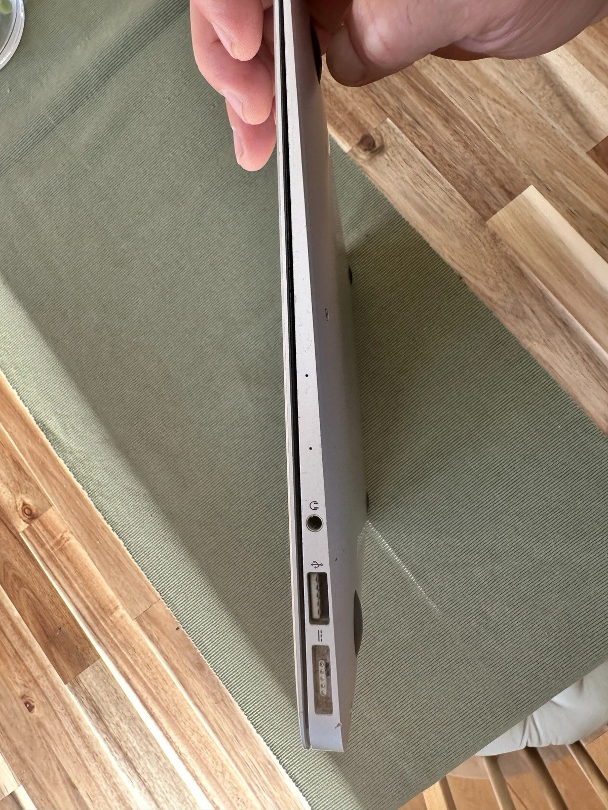 Apple MacBook Air 13.3” A1466 (2015) – Core i5 – 8GB RAM – 128GB SSD