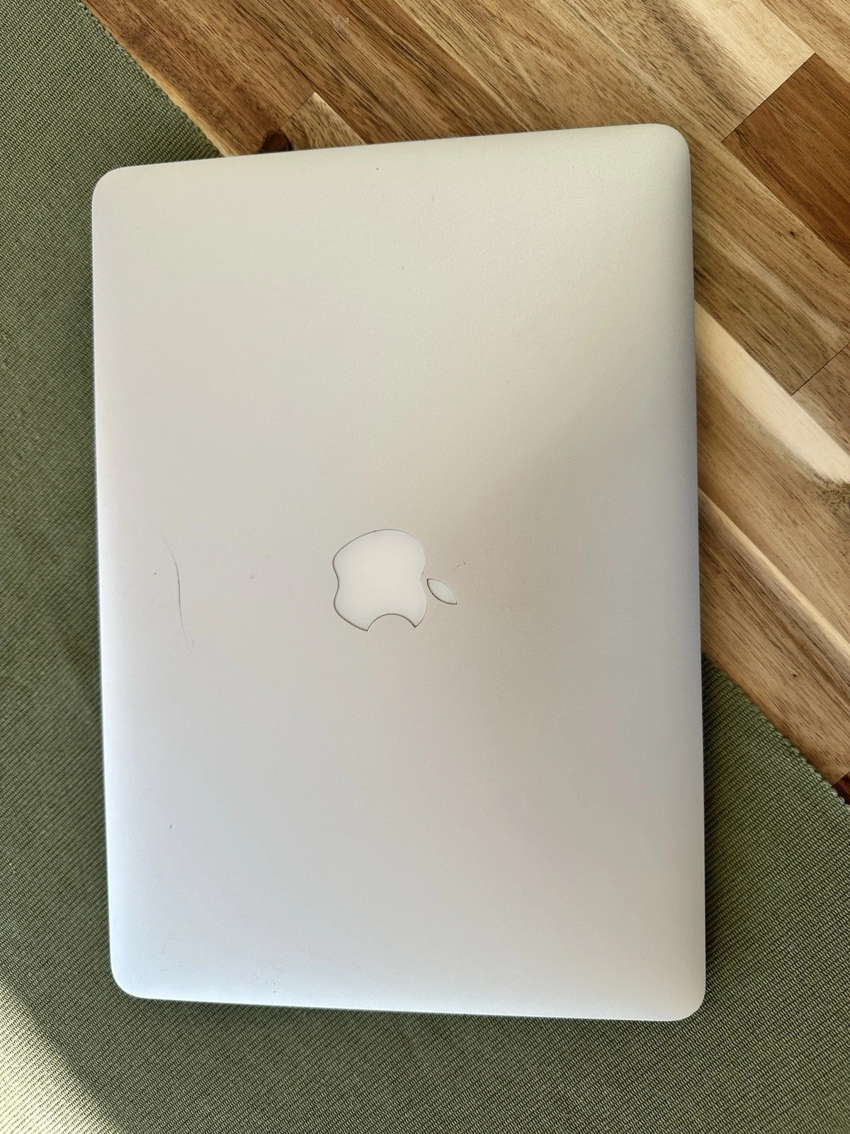 Apple MacBook Air 13.3” A1466 (2015) – Core i5 – 8GB RAM – 128GB SSD